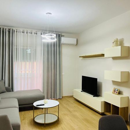 Lovely Apartment, Free Parking ติรานา ภายนอก รูปภาพ