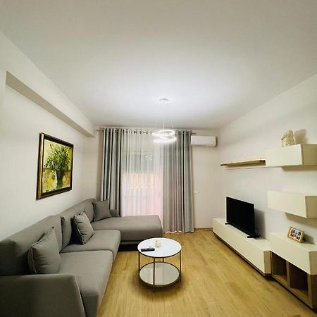 Lovely Apartment, Free Parking ติรานา ภายนอก รูปภาพ