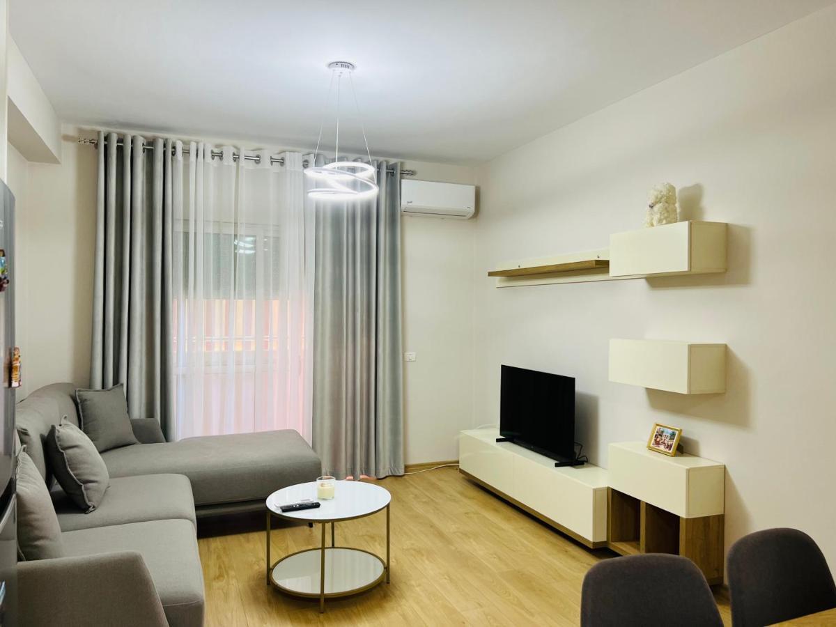 Lovely Apartment, Free Parking ติรานา ภายนอก รูปภาพ
