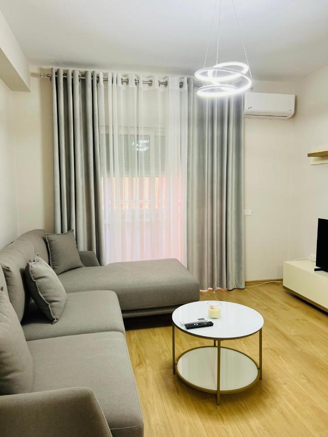 Lovely Apartment, Free Parking ติรานา ภายนอก รูปภาพ